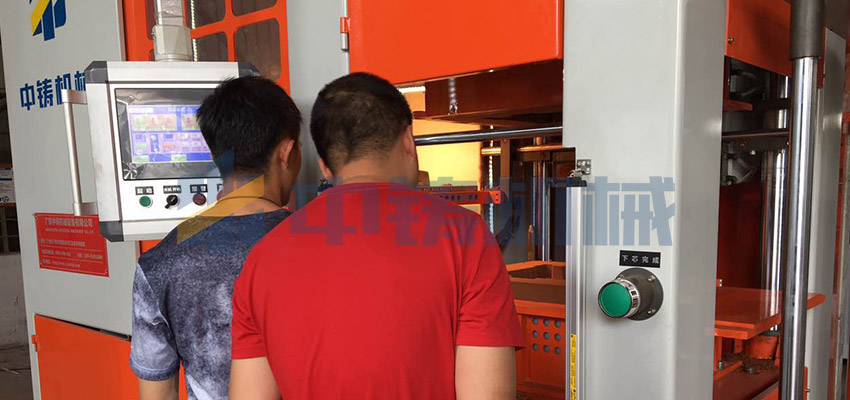 造型機(jī)廠家一天來(lái)兩波客戶，生產(chǎn)根本停不下來(lái)