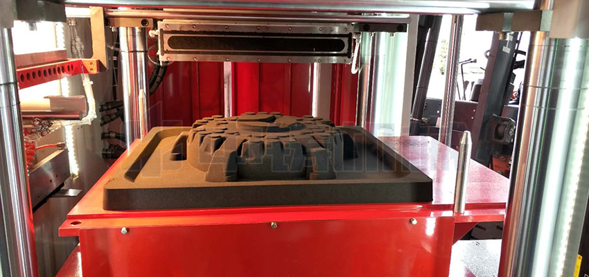 全自動(dòng)造型機(jī)生產(chǎn)汽車配件，效果客戶很滿意！