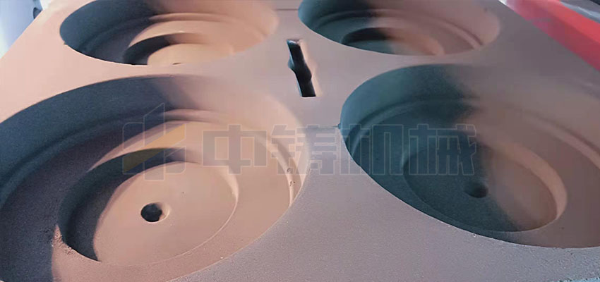 全自動(dòng)造型機(jī)生產(chǎn)汽車剎車盤，一箱出四個(gè)，效率很高